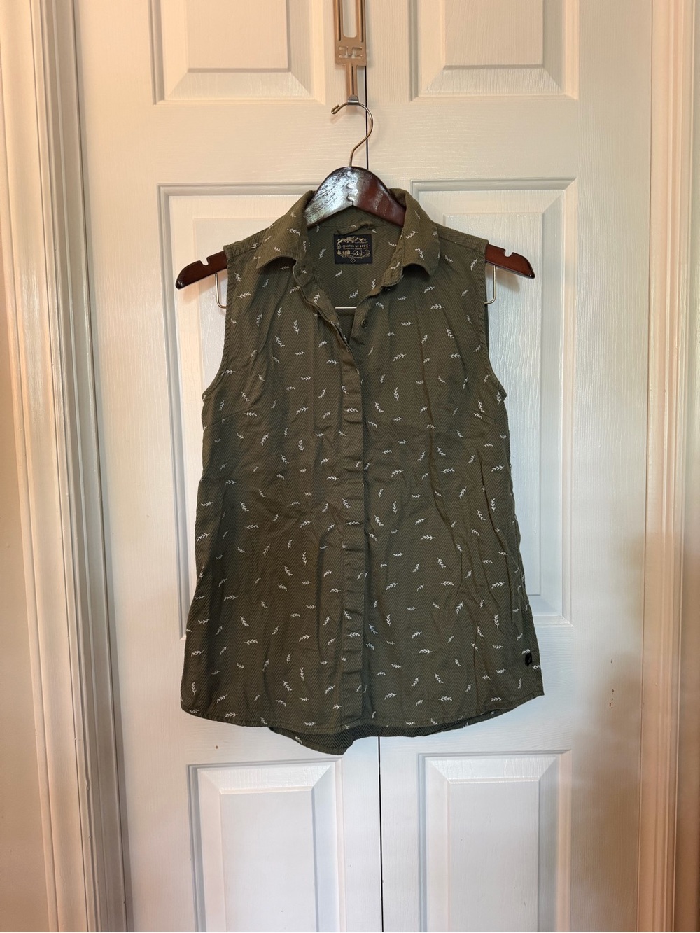 United By Blue Olive Sleeveless Button-Front Camisole with White Print